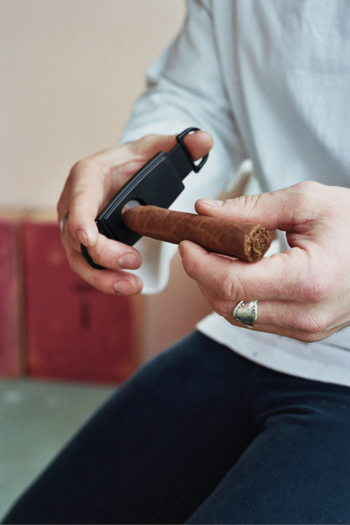 how to cut a cigar